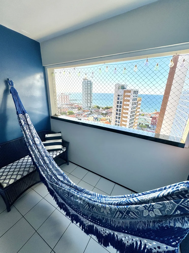 Varanda com rede e vista para o mar